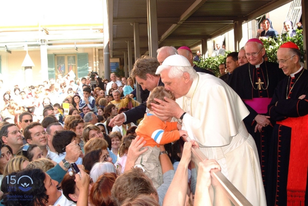 Benedetto XVI in visita nel 2005 (Foto archivio storico del Bambino Gesù)