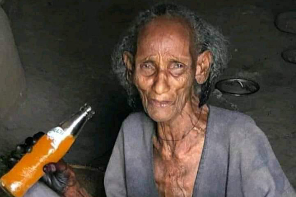 Una donna anziana dopo diversi giorni senza cibo riceve una bevanda - .