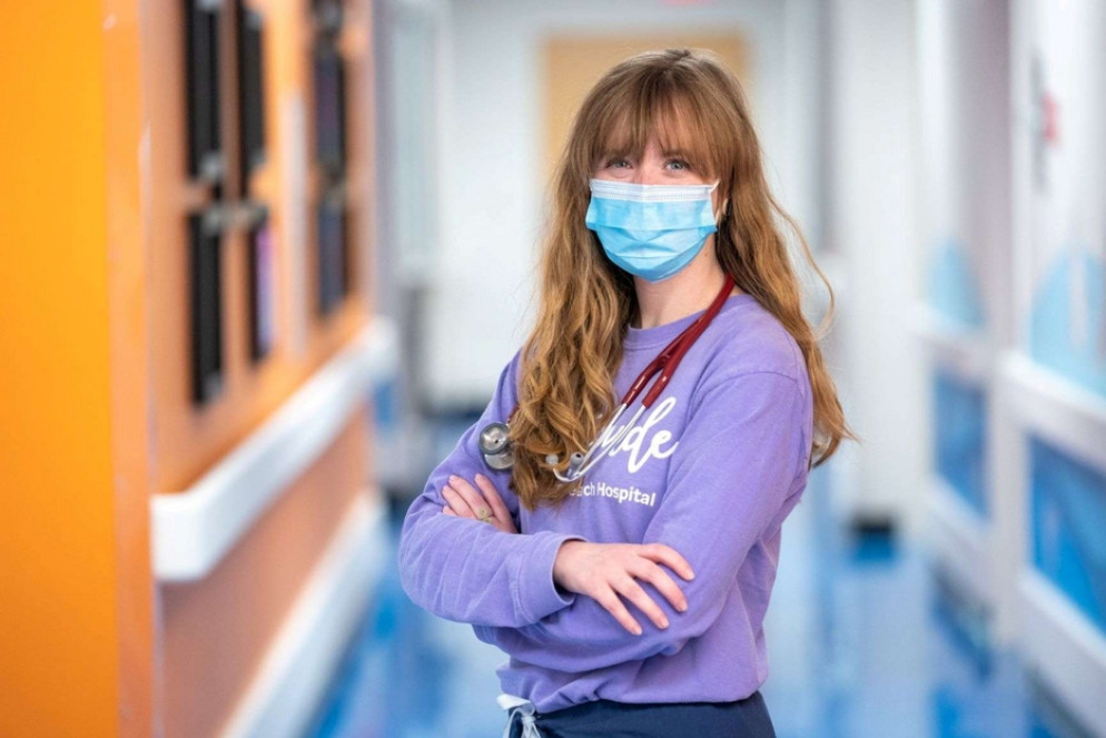 Un medico durante una visita domiciliare