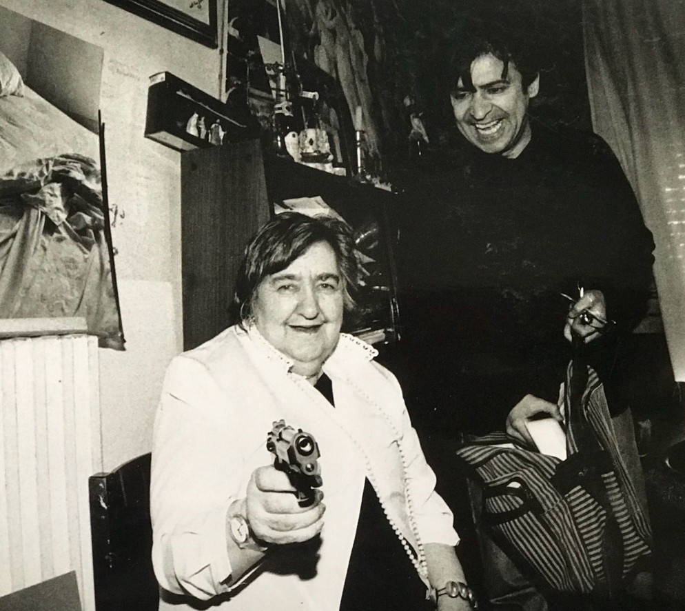 Alda Merini scherza con Manuel Serantes Cristàl