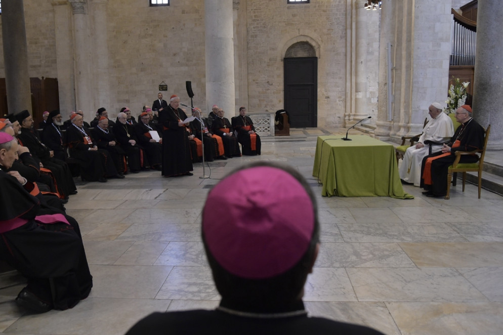 Papa Francesco a Bari nel 2020 durante l'incontro per la pace dei vescovi del Mediterraneo - Siciliani