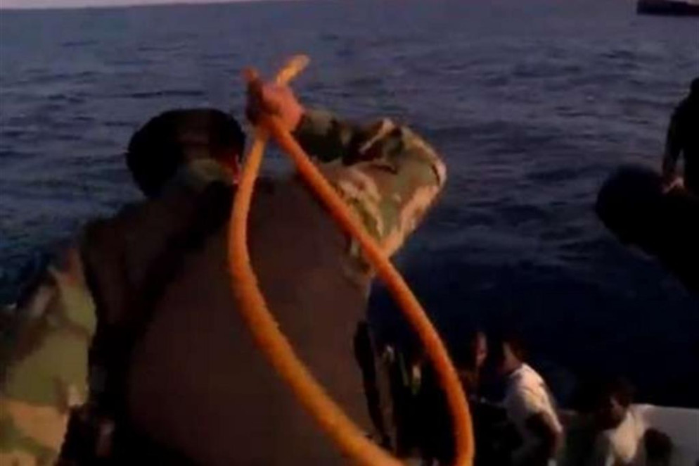 Un guardacoste picchia i migranti con un tubo di gomma