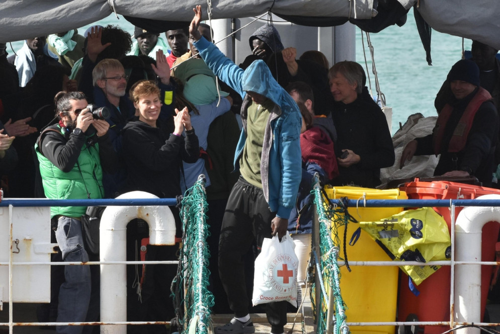 Lo sbarco dalla Sea Watch, il 31 gennaio (Ansa)