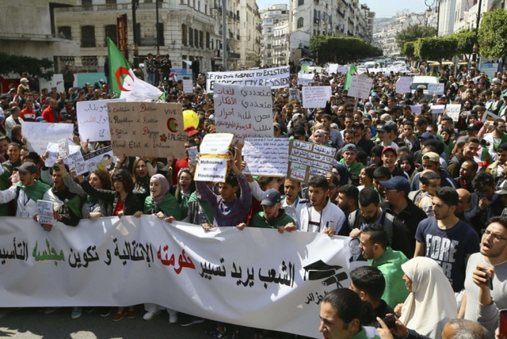 Le manifestazioni di piazza ad Algeri (Ansa)