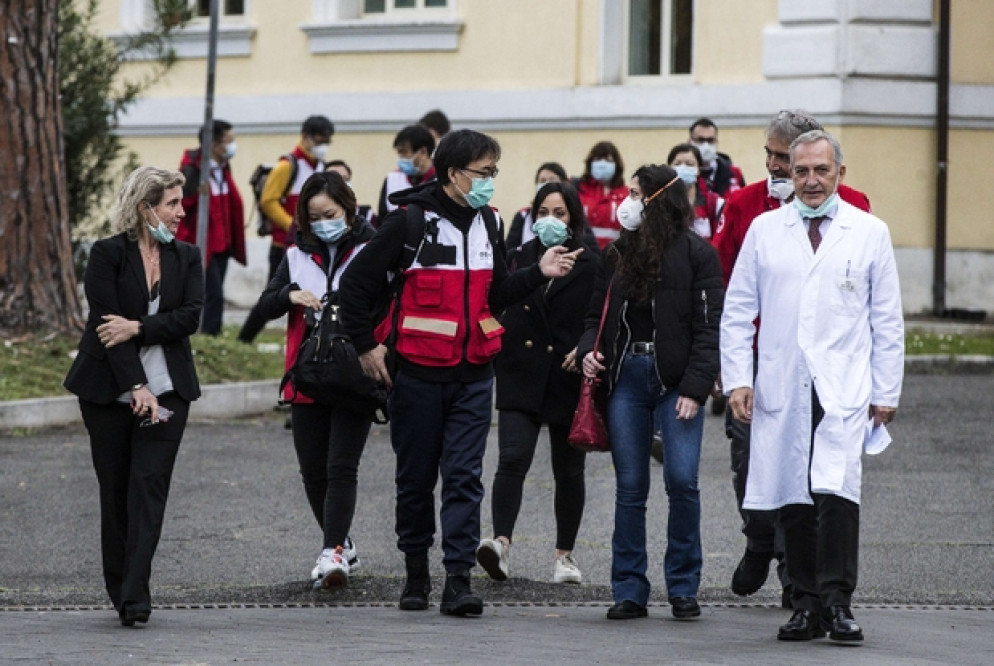 Il direttore dello Spallanzani di Roma, Francesco Vaia, insieme ai medici cinesi arrivati in Italia per aiutare nella lotta al coronavirus - Ansa