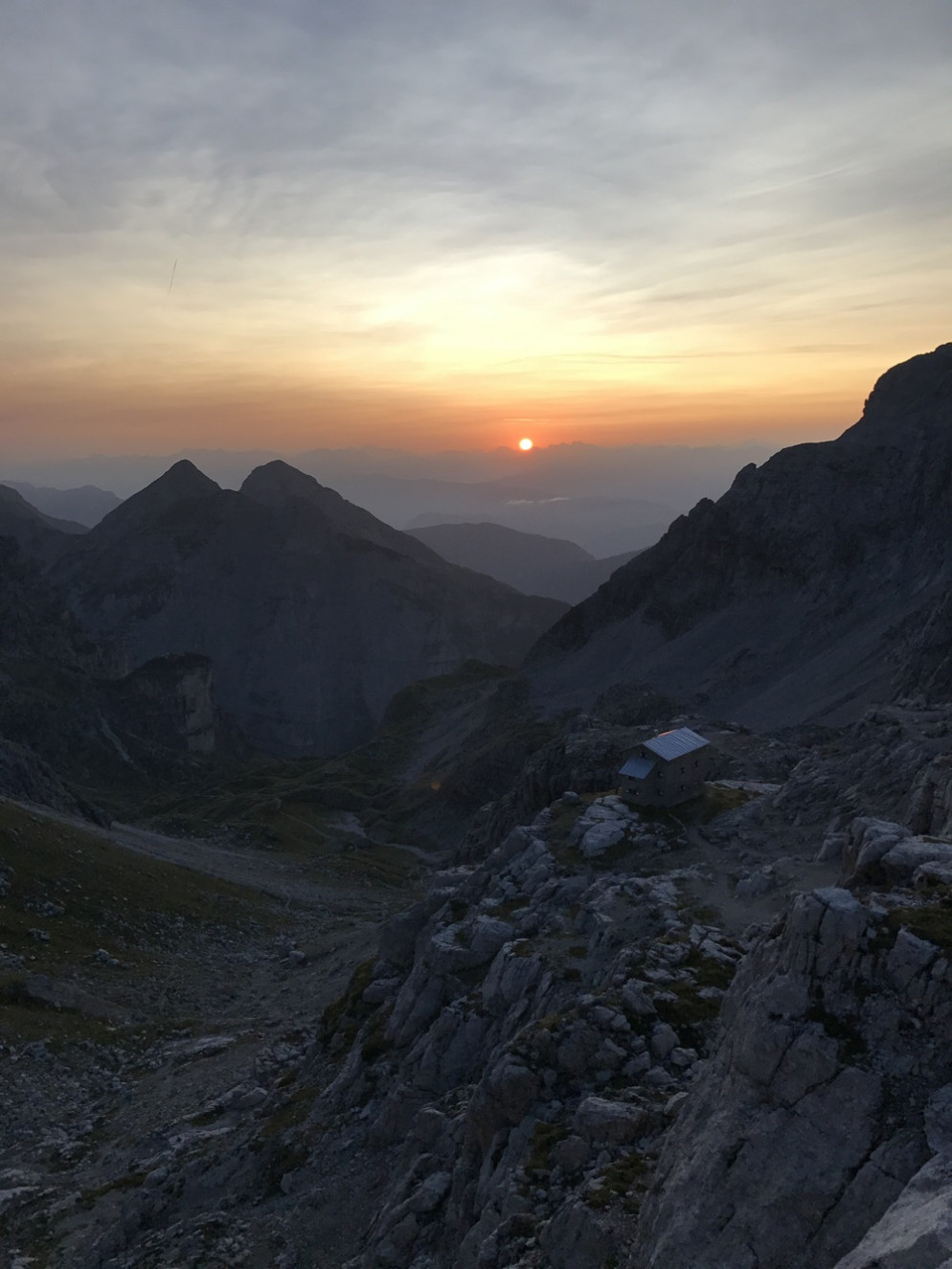 L’alba dal rifugio Pedrotti, con sotto il rifugio “Tosa”