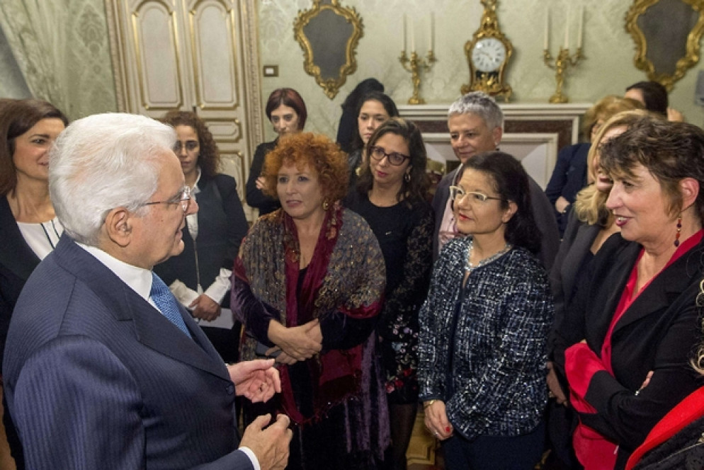 Il presidente Mattarella con un gruppo di donne che hanno aderito all'iniziativa della Camera (Ansa)