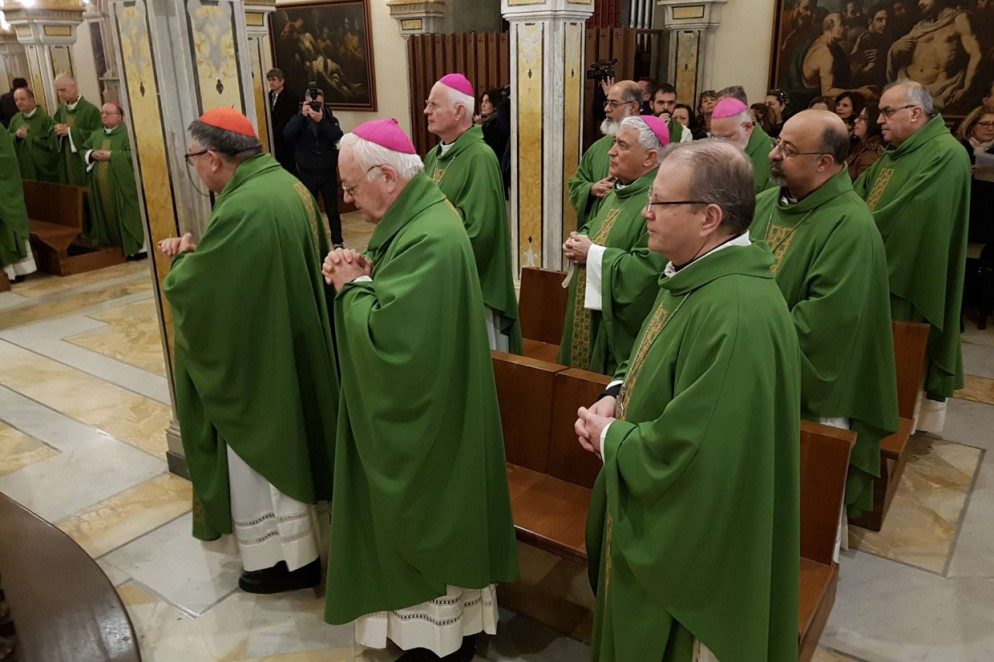 I vescovi del Mediterraneo durante la Messa nella Cattedrale di Bari - Avvenire