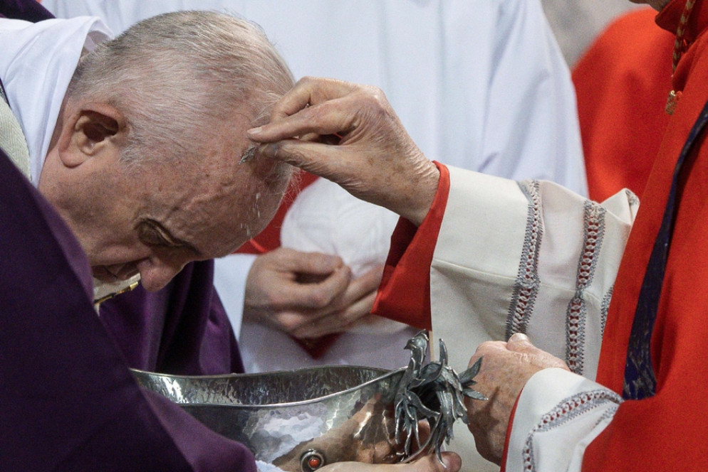 Papa Francesco riceve le ceneri nel 2020 - Vatican Media