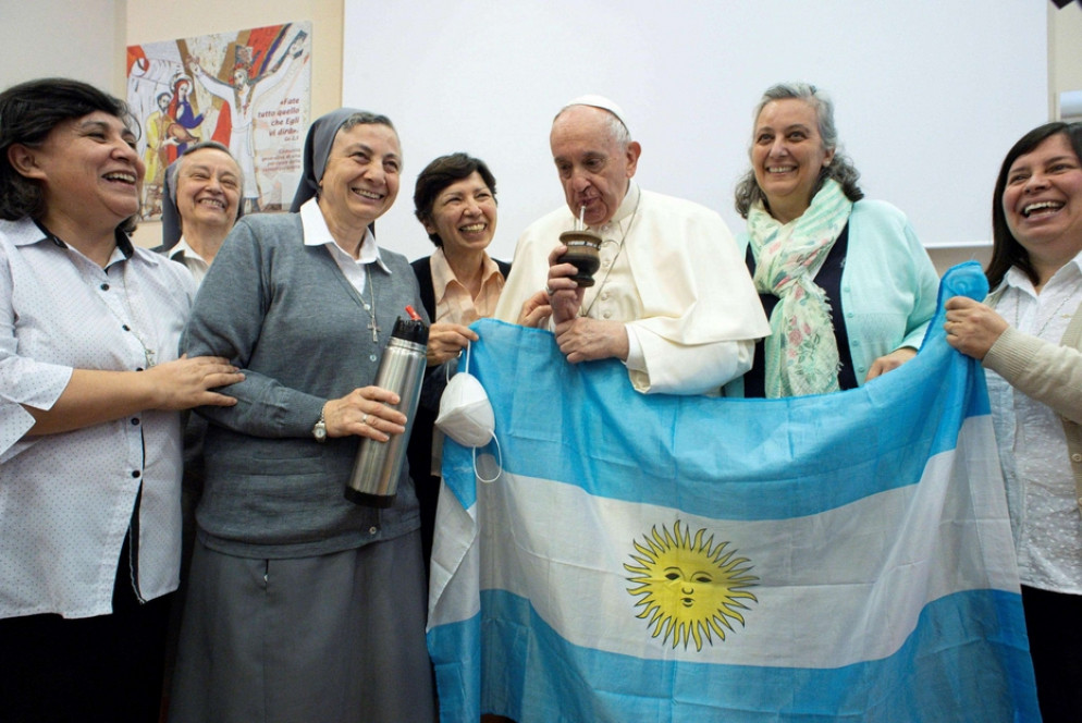 Il Papa con le Figlie di Maria Ausiliatrice - Reuters