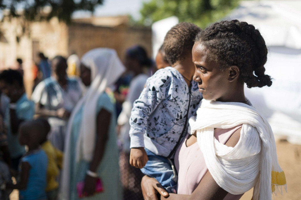Una madre tigrina con il figlio nel campo di Um Rakuba in Sudan che ospita migliaia di sfollati attraverso il vicino confine etiope - Ansa
