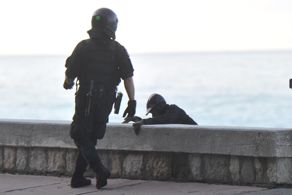 La polizia interviene lungo la scogliera