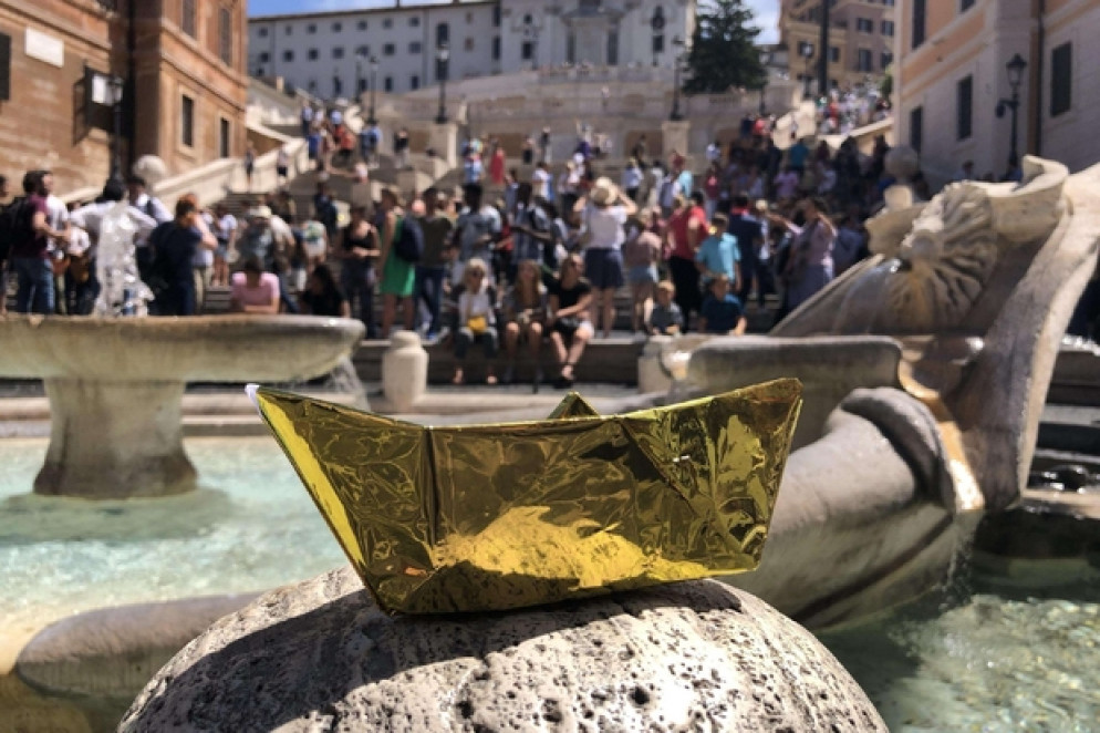 Flash mob a sostegno della campagna #IoAccolgo in Piazza di Spagna / Ansa