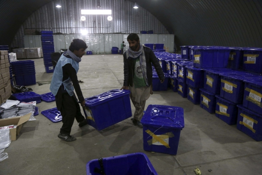 L'allestimento di un seggio elettorale a Kabul (Ansa)