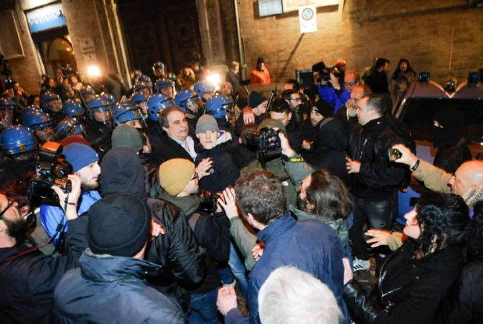 Tensione e cariche nelle vie del centro città, l’altra sera, per una manifestazione organizzata da Forza Nuova