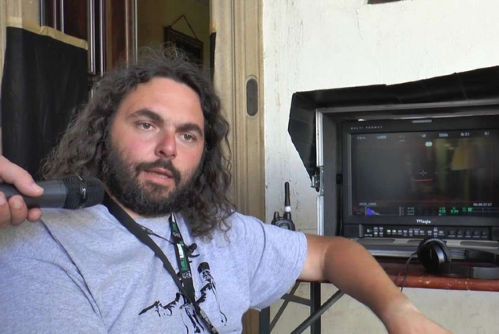L’aiuto anche del crowdfunding. L’idea di realizzare Aquile randagie nasce nel 2013 dal regista e videomaker Gianni Aureli e dalla moglie Gaia, esperta in comunicazioni online. Entrambi sono stati per anni capi scuot. Dopo aver scritto soggetto e sceneggiatura, è stata scelta la casa di produzione indipendente Finzioni Cinematografiche dove lavorano Francesco Losavio e Massimo Bertocci, anche lui un ex capo scout. Il progetto, al quale aderisce la Fondazione Baden, ha ricevuto l’interesse culturale del Mibact che ha erogato un finanziamento di 100mila euro. L’Agesci ha contribuito con 20mila euro. L’Istituto Luce-Cinecittà ha garantito la distribuzione con un minino di 50mila euro e versando un contributo di 100mila euro al progetto. Altri apporti economici sono arrivati dal Comune di Pavia e da Lombardia Film Commission. Ma ciò che colpisce è la partecipazione dei singoli cittadini al “crowdfunding”. «C’è chi ha dato anche solo un euro, chi ha acquistato la maglietta del film a 10 euro, una famiglia di 4 persone ha versato la considerevole cifra di 1.500 euro» racconta Aureli