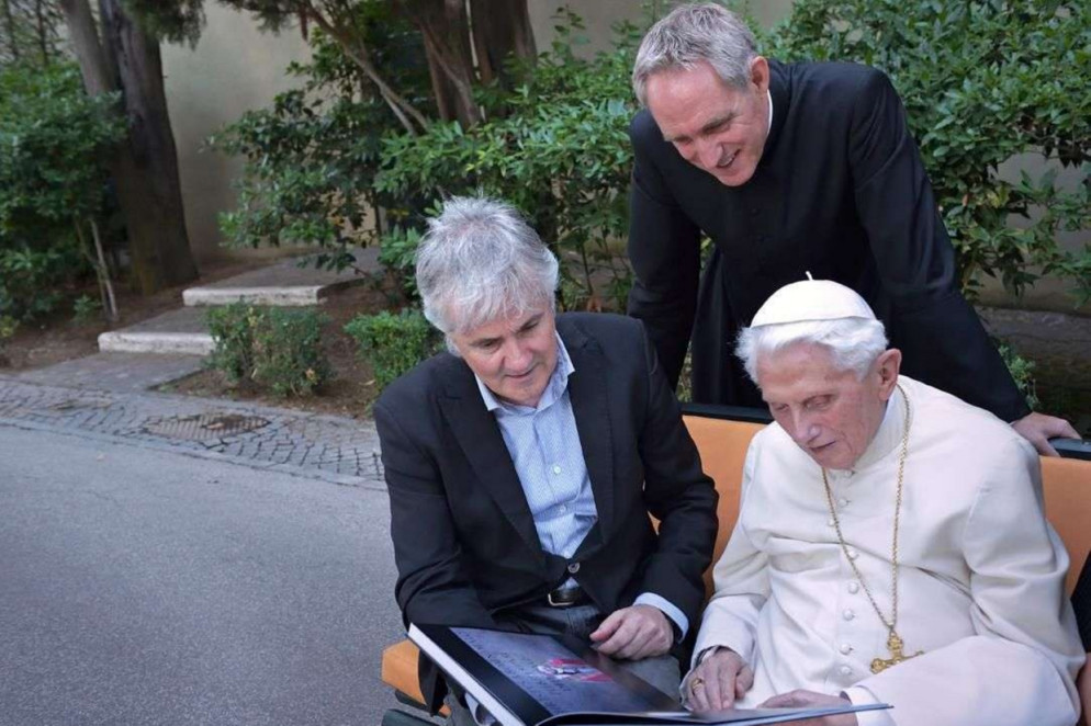 Il Papa emerito con il segretario l’arcivescovo Georg Gänswein e con il fotografo Stefano Spaziani nel monastero Mater Ecclesiae