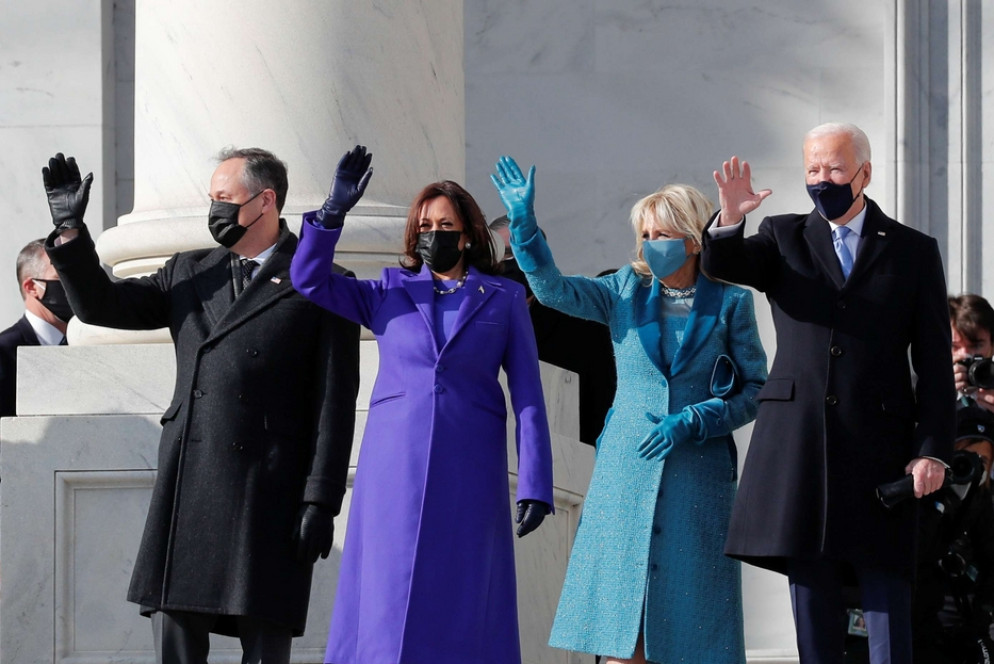 Il presidente eletto Joe Biden (ultimo a destra) saluta dai gradini del Campidoglio. Accanto a lui la moglie Jill e, a fianco a lei, la vicepresidente eletta Kamala Harris con il marito Douglas Emhoff - Reuters