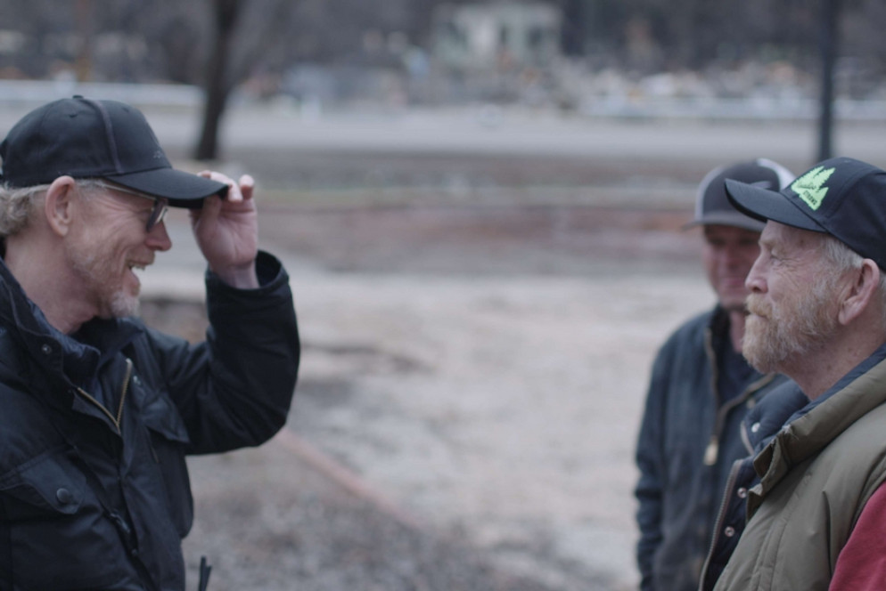 A sinistra il regista Ron Howard con uno dei protagonisti di "Rebuilding Paradise" - National Geographic