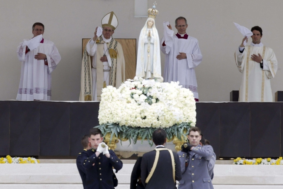 Il saluto del Papa alla statua della Vergine di Fatima (Ansa)