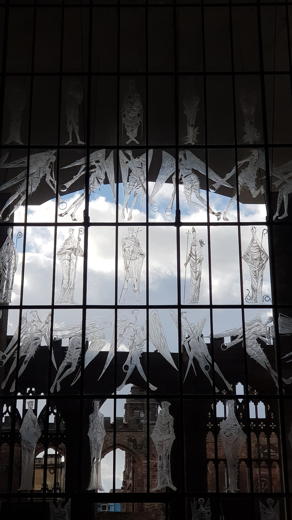 La vetrata di ingresso della nuova cattedrale di Coventry (Raul Gabriel)