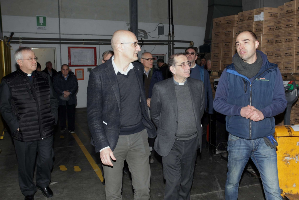 L'arcivescovo Delpini nella sede del Banco Alimentare. Alla sua destra il presidente Dario Boggio Marzet (foto G. Mori-Banco Alimentare)