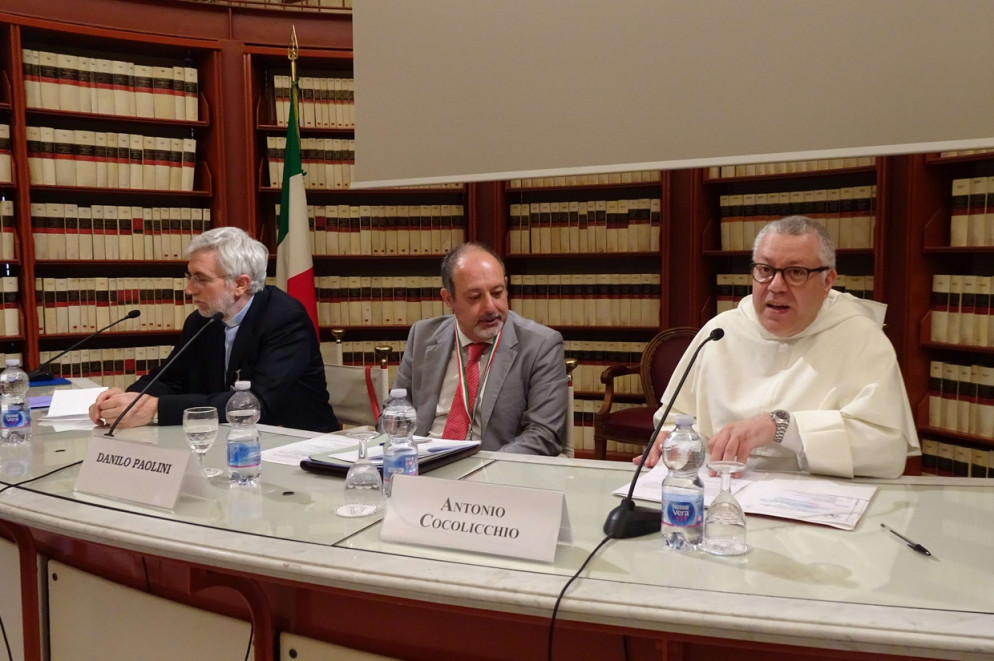 Uno scatto del convegno con il vescovo di Caltagirone Calogero Peri (a sinistra del moderatore) e padre Antonio Cocolicchio
