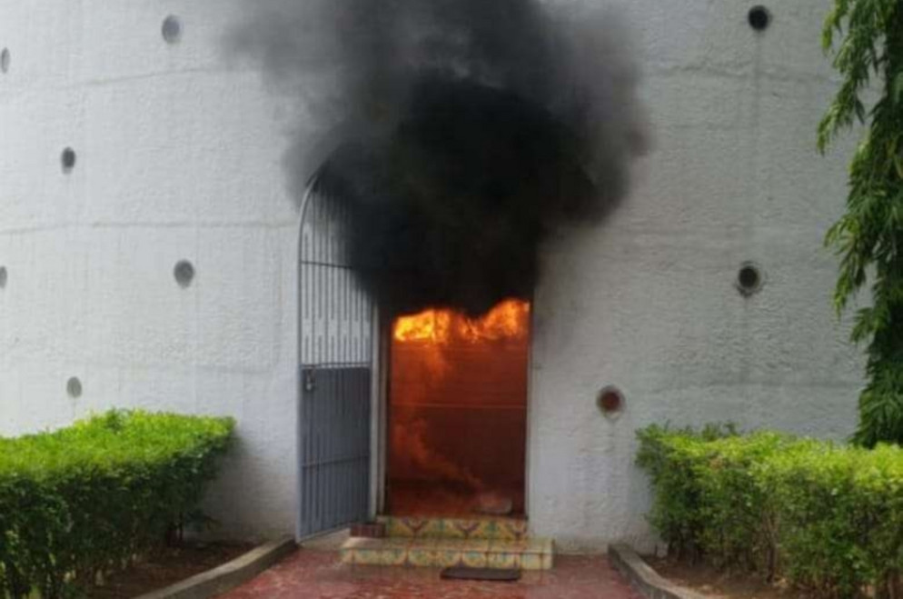 Il fuoco provocato da una bomba molotov lanciata nella cattedrale di Managua - Social