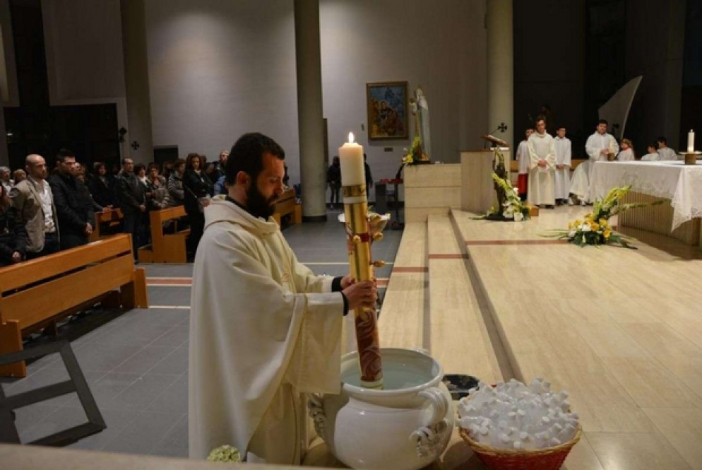 La veglia pasquale in una chiesa cattolica