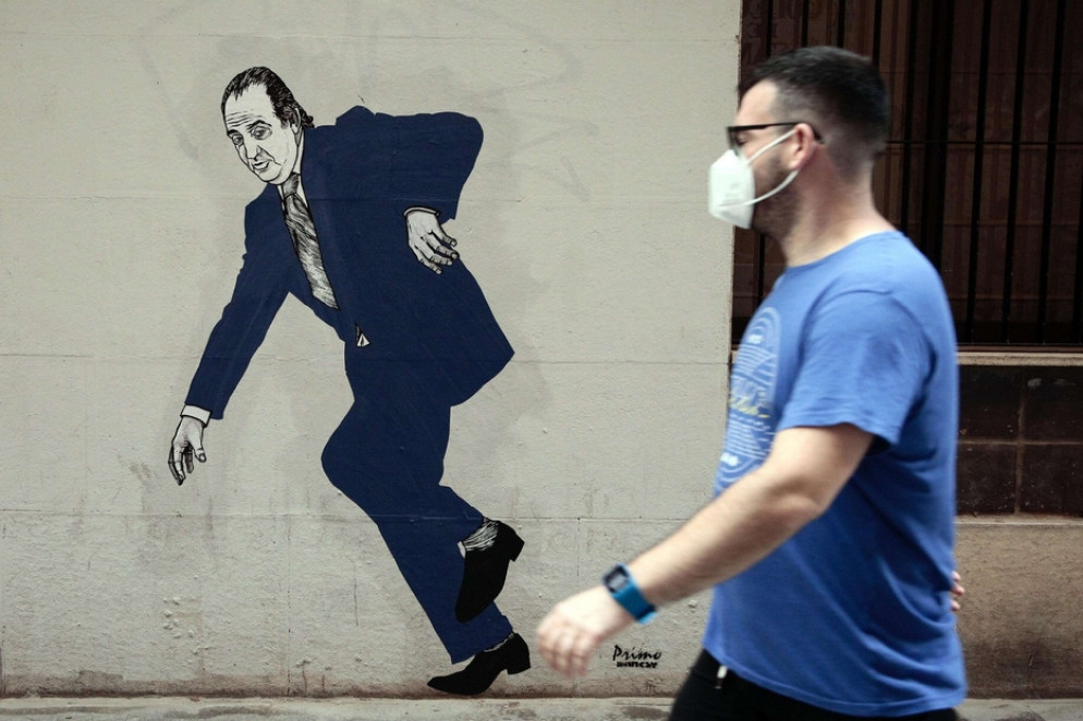 Un graffito del re di Spagna che lascia la Spagna - Ansa