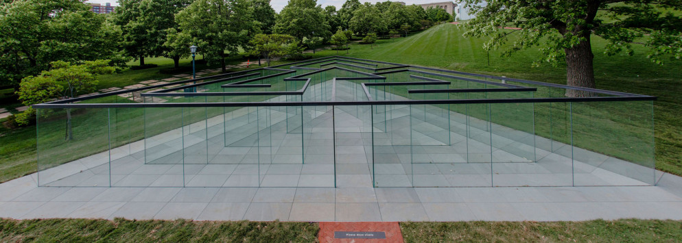 Il labirinto di vetro di Robert Morris al Nelson Atkins Museum of Art di Kansas City - ©2014 The Nelson Gallery Foundation. All reproduction rights reserved. This photograph may not be reproduced in any medium without specific written permission and acknowledgment of ownership by The Nelson-Atkins Museum of Art.
