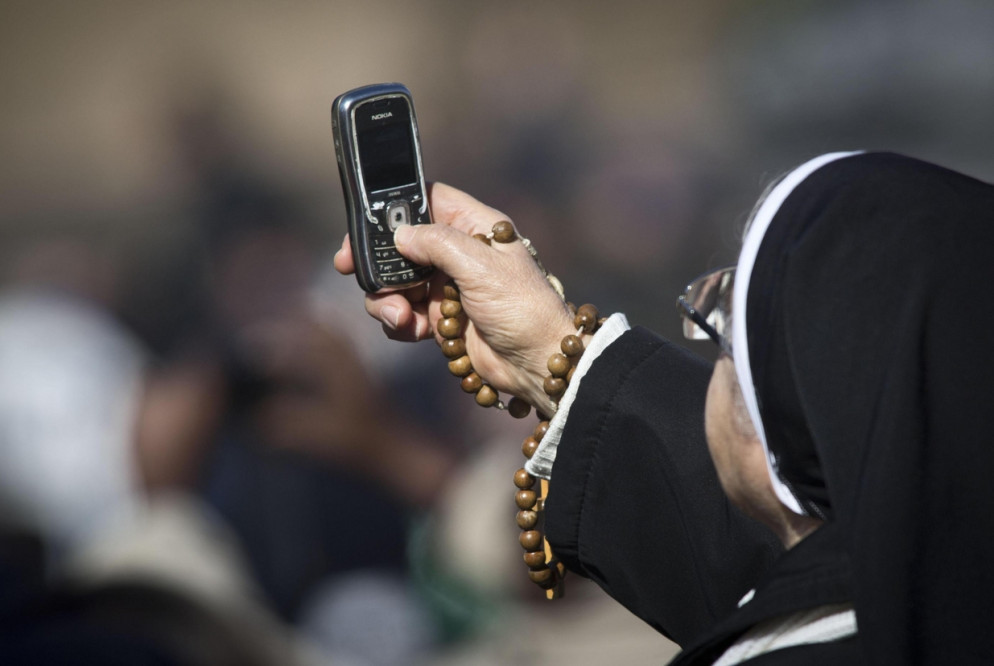 Una religiosa in piazza San Pietro