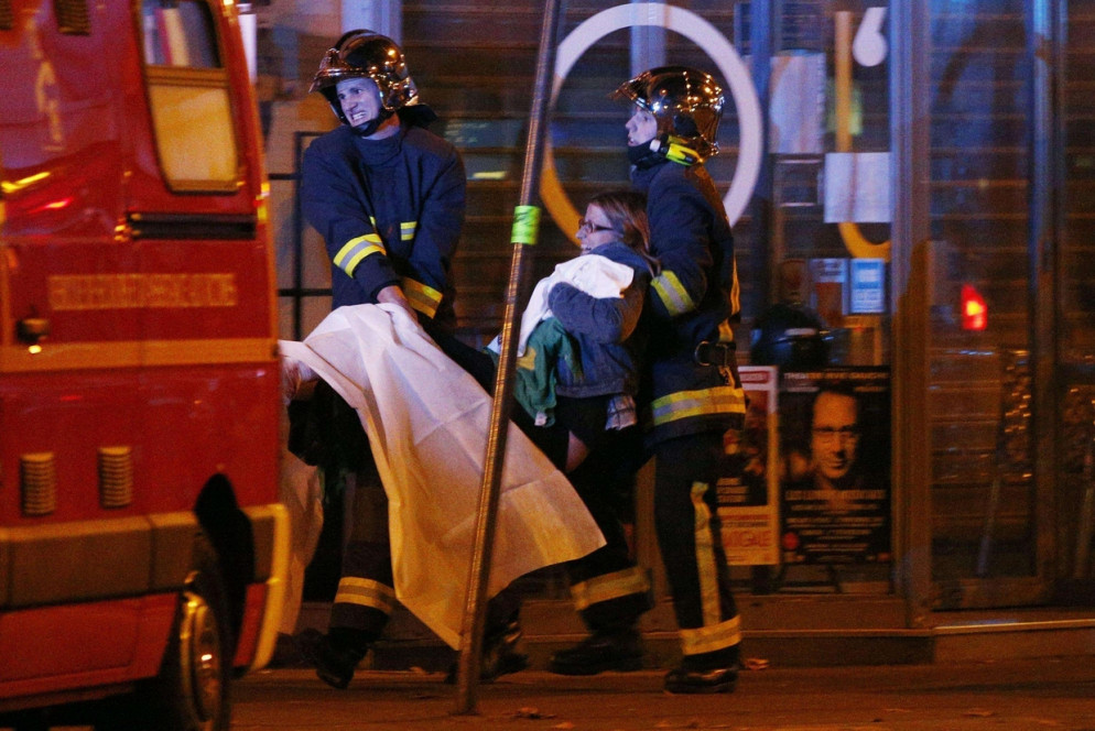Soccorsi dopo l'attentato al palazzetto di Manchester (Ansa)