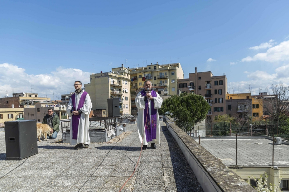 La supplica quotidiana alla Madonna di Pompei dal tetto della parrocchia di Santa Giulia Billiart a Roma - Siciliani