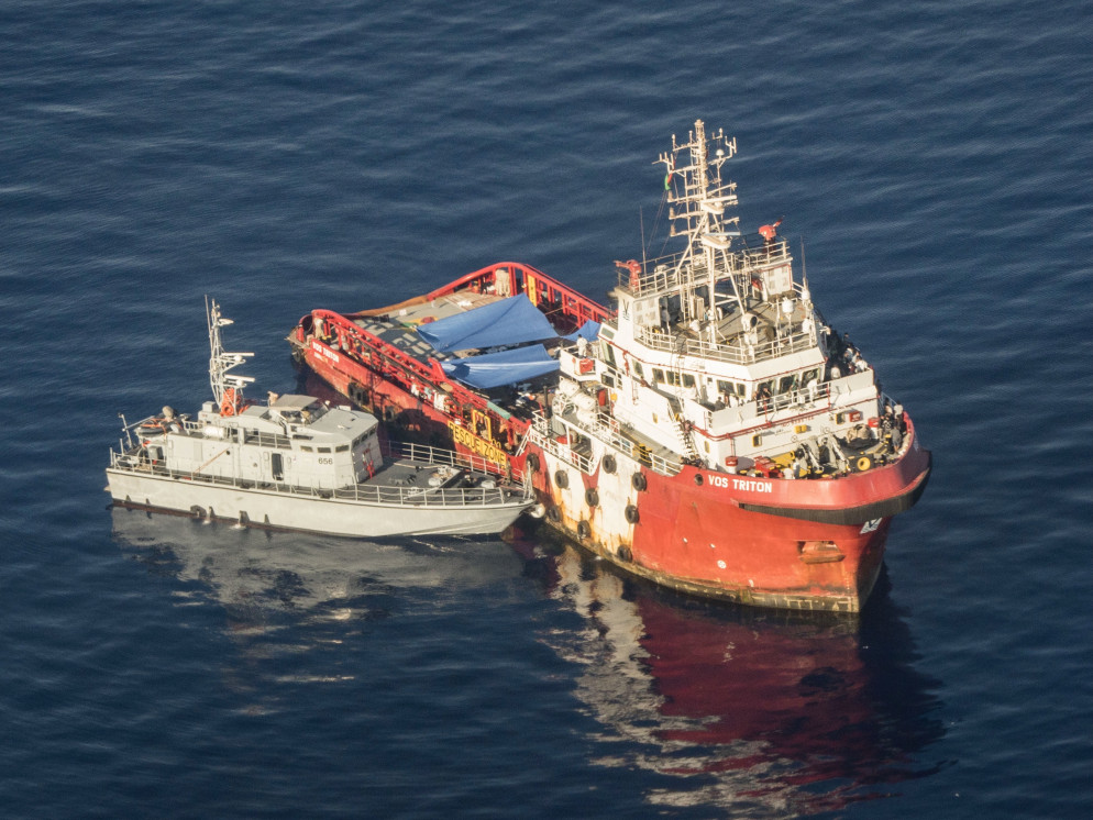 La motovedetta libica affianca il mercantile per catturare i migranti - Seabird / Sea Watch