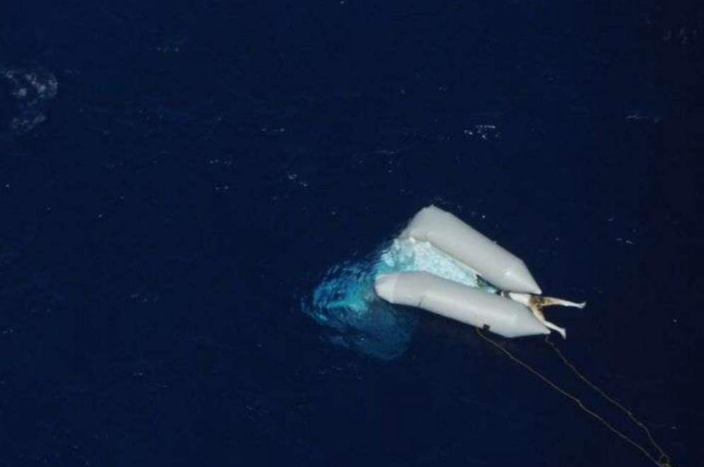 Abbandonato in mare senza sepoltura nonostante gli appelli. Il cadavere di un migrante incastrato in quello quello che resta di un gommone semiaffondato - Sea Watch Facebook