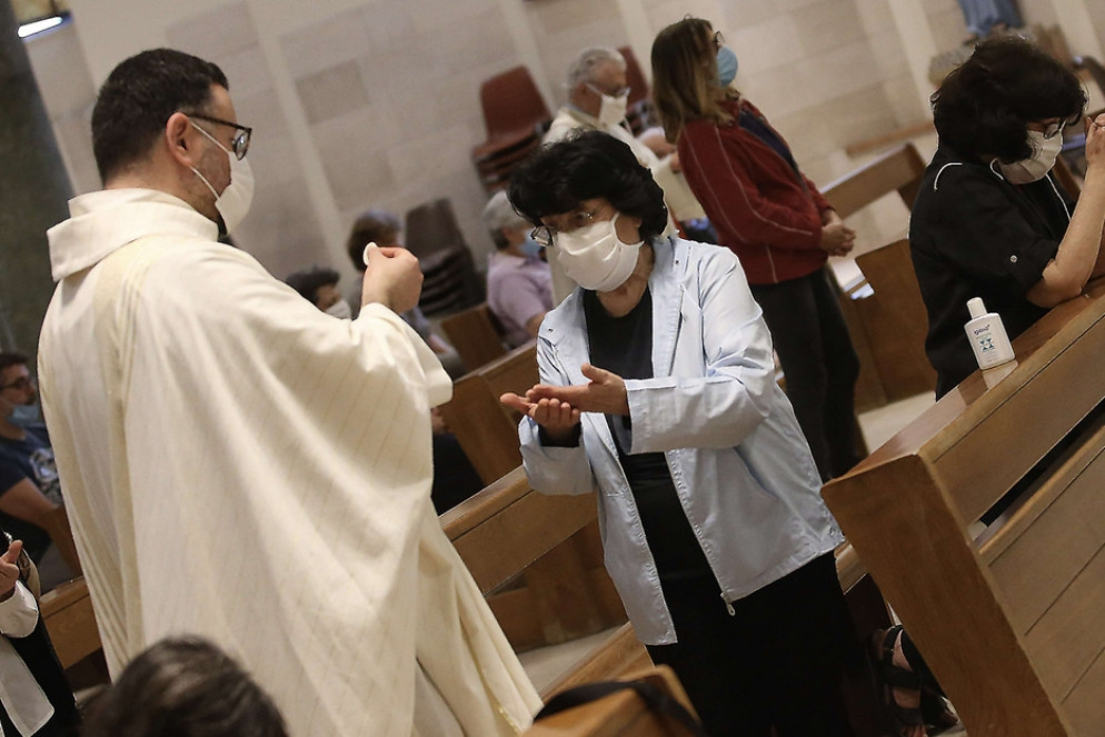 Una Messa al tempo del Covid seguendo le misure anti-contagio - Siciliani