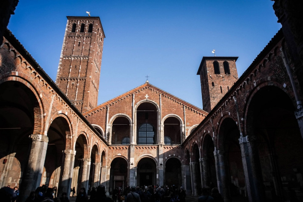 Milano: la Basilica di Sant'Ambrogio, di cui fa parte il Sacello di San Pietro in Ciel d'Oro (Fotogramma)