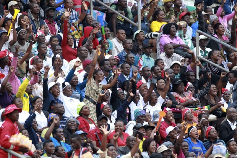 La folla ad Harare alla cerimonia di insediamento (Ansa)