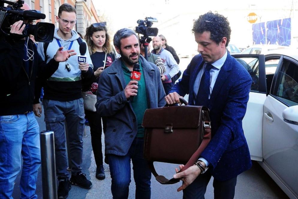 Il gip Tommaso Perna arriva a San Vittore (Fotogramma)