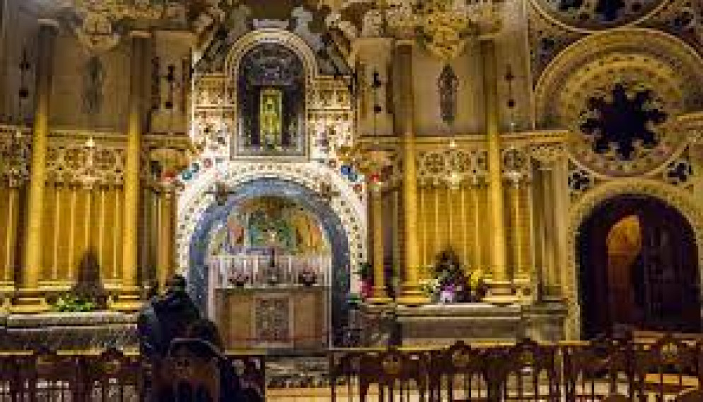 L'interno del santuario con l'immagine della Madonna Nera - Pixabay