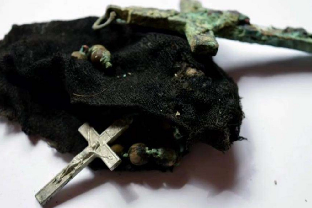 Un rosario e un crocifisso recuperati nella Foiba - Foto fornita in conferenza stampa