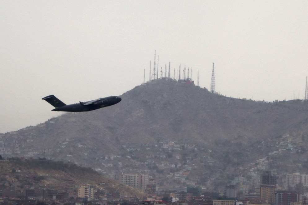 Uno degli ultimi voli militari americani partiti oggi dall'aeroporto di Kabul - Ansa/Epa/Stringer
