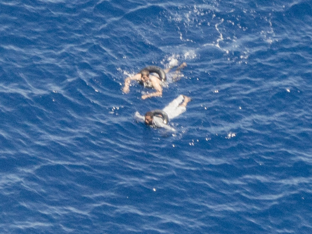 Alcuni migranti in acqua chiedono aiuto al mercantile "Vos Triton" - Seabird / Sea Watch