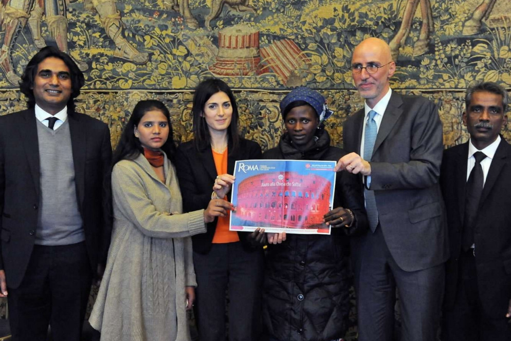 La figlia di Asia Bibi e la giovane Rebecca con la sindaca di Roma Raggi (Foto Campidoglio)
