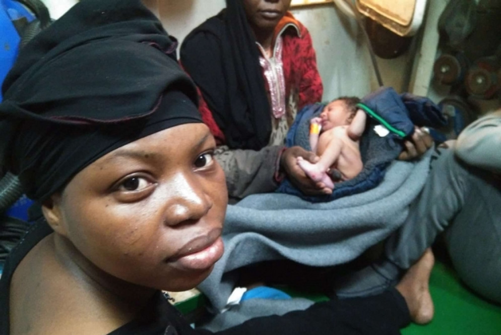 Sam è stato partorito su una spiaggia in Libia poche ore prima che la madre venisse messa in mare dagli scafisti. Un neonato venuto al mondo da migrante. In piena notte, dopo un braccio di ferro durato diverse ore con il governo di Malta, un elicottero maltese ha issato a bordo la donna e il bambino, per condurli in un ospedale de La Valletta. Le loro condizioni sembrano buone, ma necessitano di cure e di approfondimenti medici (Foto Open Arms)
