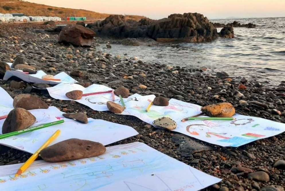 sassi e disegni lasciati in riva al mare, da dove molti di loro sono sbarcati/ - Fotografie dei volontari di 'Wave of Hope'