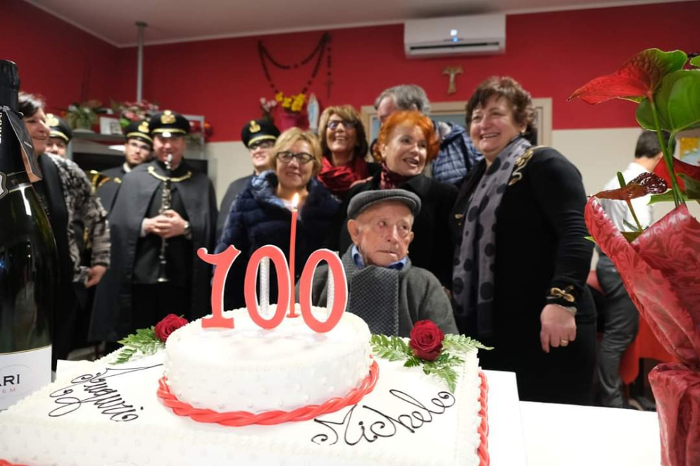 Un momento dei festeggiamenti a Poggio Sannita (Isernia) per i cento anni di zi' Michele Ingratta