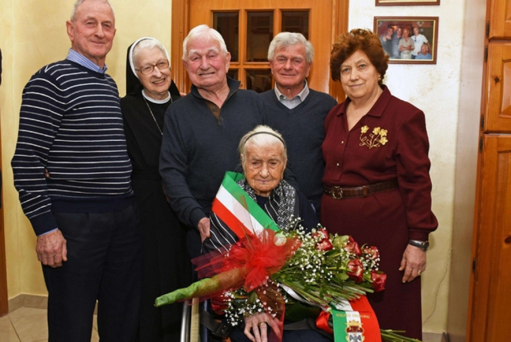 Nonna Peppa con i suoi 5 figli (Ansa)