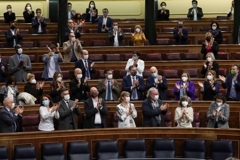 L'appluso dei deputati del Psoe e di Podemos dopo il voto in aula